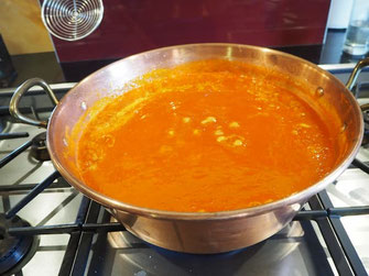 Préparation de la confiture d'abricots bio à la maison d'hôtes La Lysiane.