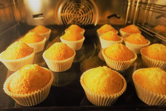 Muffins artisanaux bio en cours de cuisson au four dans la cuisine de la maison d'hôtes La Lysiane.