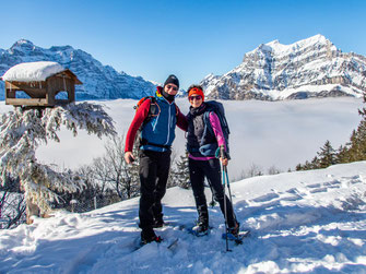 Schneeschuhtour von der Fronalp auf den Schilt mit verschneiten Hängen und Blick ins Glarnerland
