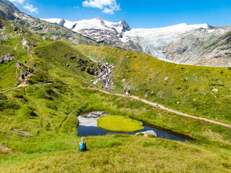 Bergwanderung am Gletscherweg Innergschlöss zum Schlatenkees in Osttirol mit Blick auf Gletscher und Felslandschaft