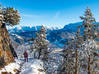 Verschneite Winterlandschaft oberhalb von Garmisch-Partenkirchen auf dem Weg zum Königsstand