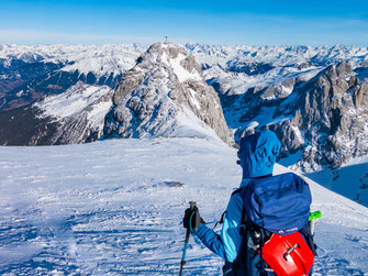 Schneeschuhwanderin im Montafon mit Blick auf die verschneite Bergwelt und majestätisches Alpenpanorama