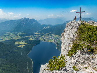Wanderin auf dem Gipfel der Trisselwand mit Blick auf den Altaussee im Ausseerland