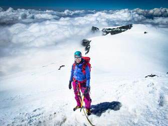 Verschneites Breithorn-Plateau mit Aufstieg über Firn und Eis in hochalpiner Umgebung