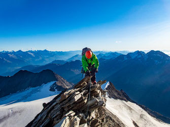Hochtour am Nadelhorn mit Gletscher, Firnfeldern und Gipfelgrat in den Alpen