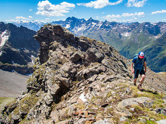 Wanderer auf einer alpinen Tour zum nördlichen Lehner Grießkogel mit Blick ins Pitztal