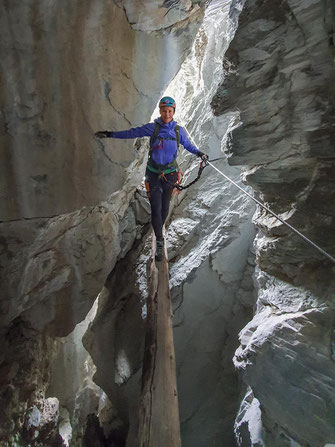 Der Hexensteig bei Silenen - ein absolut besonderer Klettersteig, bei dem man über Baumstämme durch einen Felsriss klettert.