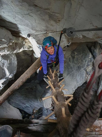 Der Hexensteig bei Silenen - ein absolut besonderer Klettersteig, bei dem man über Baumstämme durch einen Felsriss klettert.