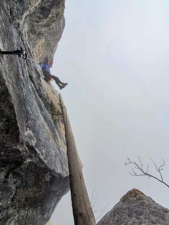 Der Hexensteig bei Silenen - ein absolut besonderer Klettersteig, bei dem man über Baumstämme durch einen Felsriss klettert.