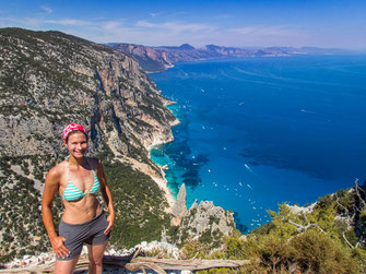 Blick auf die Cala Goloritzè mit weißem Kiesstrand, türkisfarbenem Wasser und steilen Kalksteinfelsen auf Sardinien