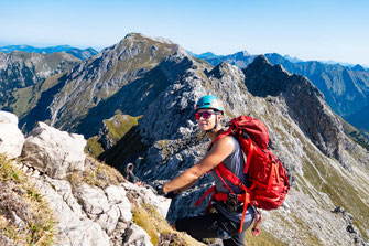 Luftige Gratpassage am Hindelanger Klettersteig am Nebelhorn mit Tiefblick ins Allgäu