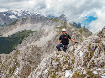 Klettersteig an der Nordkette mit Blick auf Innsbruck und das Inntal
