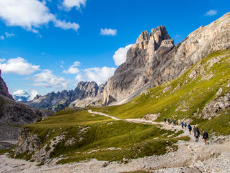 Dolomiten-Berglandschaft mit schroffen Felsformationen auf einer Hüttentrekking-Durchquerung