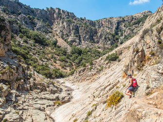 Wanderweg durch die Oridda-Schlucht mit Felsen, Bachlauf und dichter Vegetation auf Sardinien
