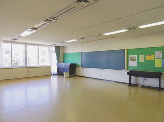 【学習室Ａ+学習室Ｂ：定員６０名】　机１６台