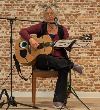 Bettina Göschl mit Musikbeitrag