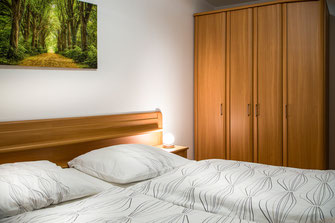 2 Betten mit jeweils eigener Matratze im großen Schlafzimmer, großer, geräumiger Schrank für Kleidung und Wäsche