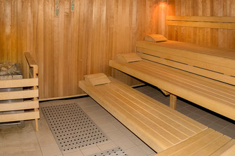 Hauseigene Sauna im Erdgeschoß für die Gäste in der Residenz am Hang 9 mit Ruheraum und Tauchbecken