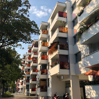 dgk architekten_Wohnungsbau_Ackerstraße_Berlin_farbige Balkonverglasung