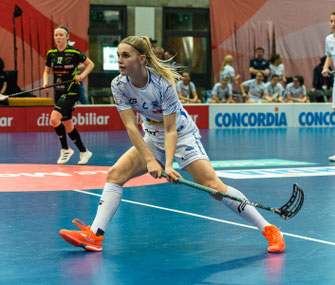 Leonie Wieland Unihockey Spielerin der KD Jets und Nationalteam Schweiz. EGO SPORTS WEAR Player/in ausgerüstet mit Hallenschuhen der Marke JOMA.