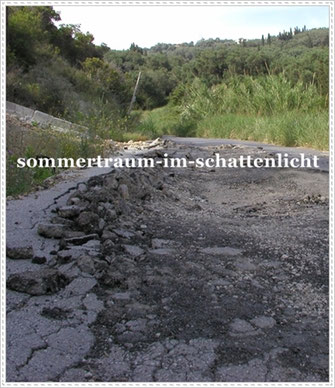 Copyright, Urheber: Nicole Krutzinna-Hilger. Aufgerissener Asphalt, Brocken,  Schutt. Bild "Gegen Gewalt". 