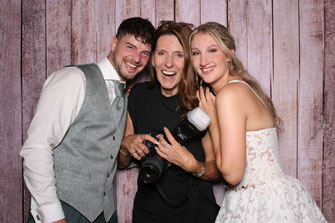 Bärbel Bork Die Hochzeitsfotografin mit einem Brautpaar auf dem Hoif von Laer