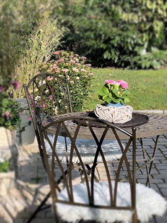 BLICK IN DEN GARTEN MIT GARTENTISCH UND GARTENSTuHL IDEAL ZUM FRÜHSTÜCK IM garten oder unter dem Freisitz