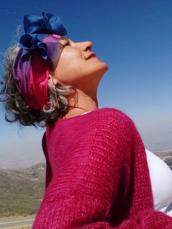 Timeless silk scarf, combinable and elegant accessory. woman styled.
