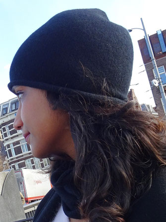 Pure cashmere knit black beaniei soft unisex winter accessory