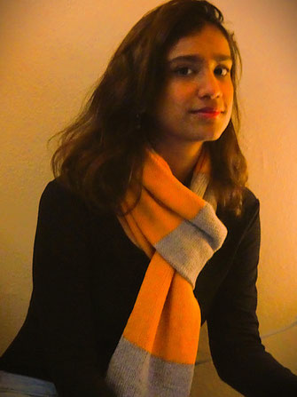 Wool and alpaca Chaerlie scarf, handknitted woman styled.