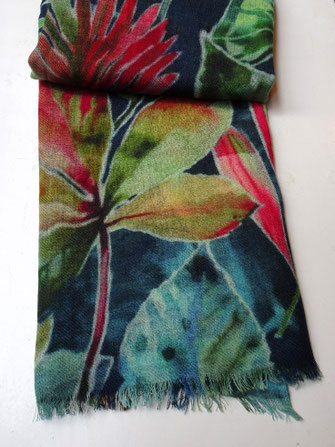 Lightweight wool shawl, nature motifs, combinable and elegant. Flatlay