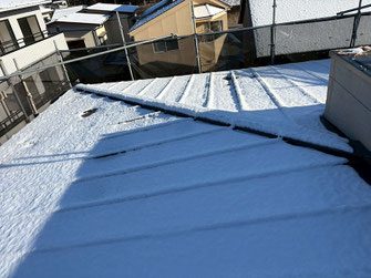 越谷では珍しい雪が積もった一軒家の屋根