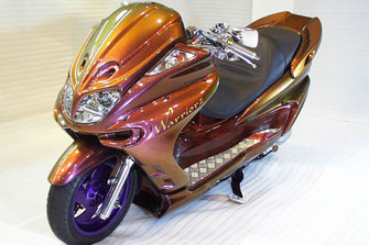 カスタムペイントバイク、、カメレオンカラーゴールドパープルに塗装されたビックスクーター、ヤマハマジェスティーの写真