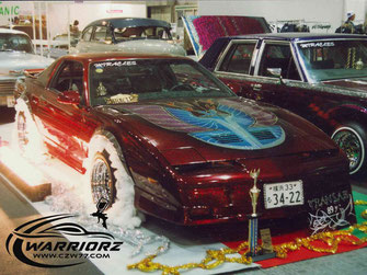 カスタムペイント車、キャンディーフレークレッドでソウルペイントされた1988年トランザムGTA