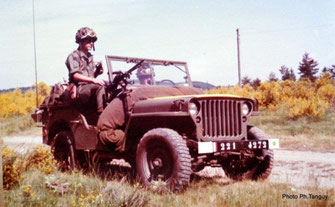 Un élément motorisé (Jeep) de la section d'éclairage et de reconnaissance (S.E.R.) été 1974 (Fonds TANGUY)