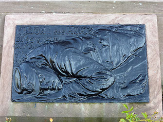 Le soldat semble paisiblement endormi. Le sculpteur lyonnais Jean-Louis CHOREL a-t-il été inspiré par le sublime poème d'Arthur Rimbaud, "Le dormeur du val" écrit en 1870 ?