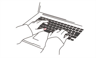 ノートパソコンのキーボードを操作する。