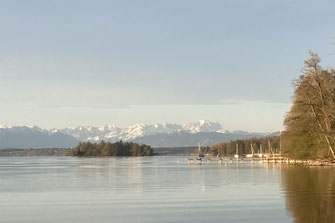 Der Himmel spiegelt sich im Maisinger See