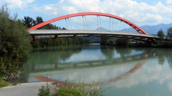 Die rote Brücke gilt als Wahrzeichen von Villach