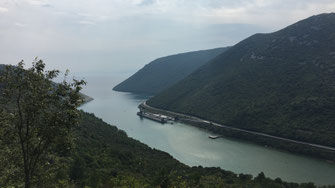 Hier wird die Steinkohle mit Schiffen angeliefert und über ein Förderband zum Kraftwerk transportiert