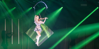 Showact mit fliegender Violine
