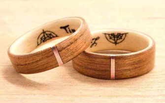 Eheringe aus Holz mit Metalleinlage. Für die Hochzeit oder Verlobung