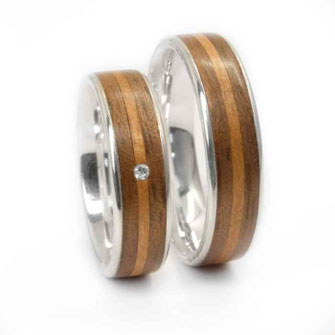 Ring aus Silber mit Holz und umlaufende Holzlinie