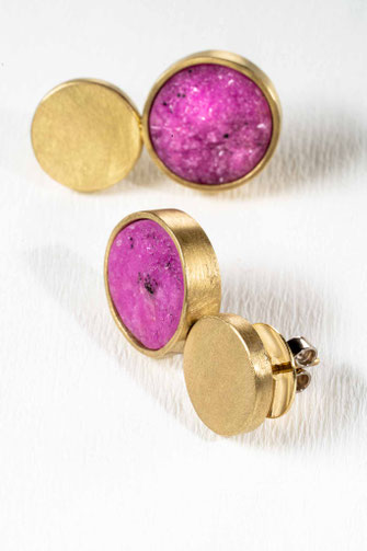 Ohrstecker von Urte Hauck, Hemmingen, mit Cobaldcalcit, 750/-Gelbgold