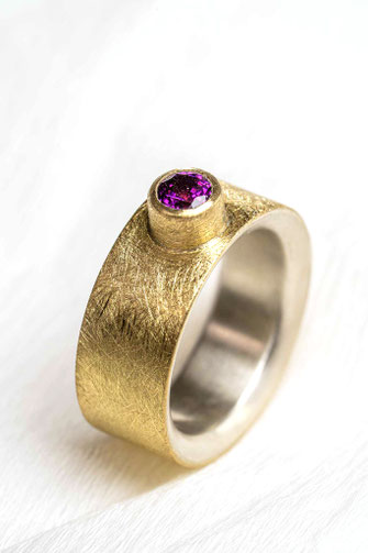 Ring von Urte Hauck, Hemmingen. Granat, 750/-Gelbgold, 925/-Silber