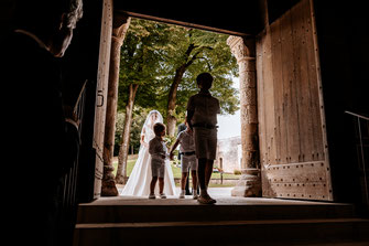photographe mariage rennes, entrée dans l'église des garçons d'honneurs et de la mariée avec son papa 