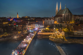 Blick auf Altstadtbrücke über die Neiße mit Besuchern und romantischer Atmosphäre.