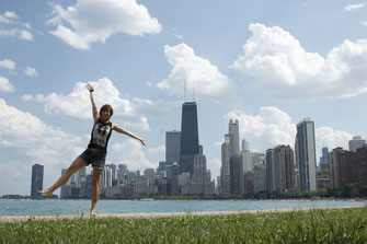 Blogger in front of the Chicago skyline