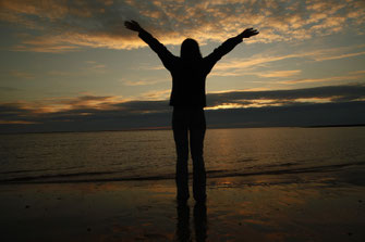 Bloggerin am Meer bei Sonnenuntergang