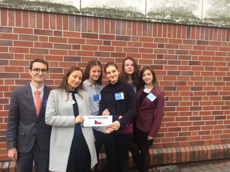 Les délégués de la République Tchèque devant le lycée JFK de Berlin.